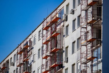 Çok katlı bir binanın ön cephesinin tamiri