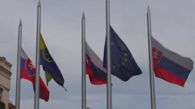 Şehirde Slovakya, Avrupa Birliği ve Trnava 'nın bayrakları dalgalanıyor