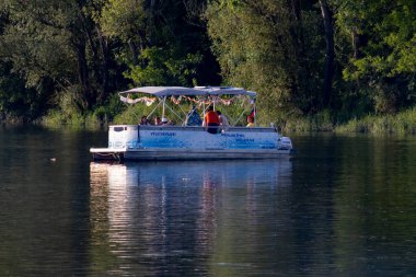 Nehir boyunca bir eğlence gemisi yol alır.