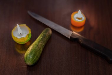 Mum ışığında yemek pişirmek. Ukrayna 'da savaş nedeniyle elektrik yok