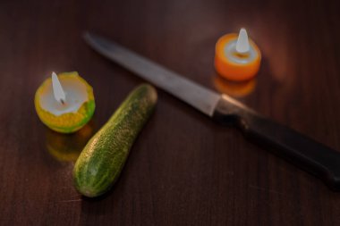 Mum ışığında yemek pişirmek. Ukrayna 'da savaş nedeniyle elektrik yok