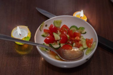 Mum ışığında yemek pişirmek. Ukrayna 'da savaş nedeniyle elektrik yok