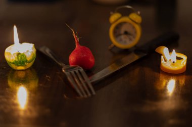 Mum ışığında yemek pişirmek. Ukrayna 'da savaş nedeniyle elektrik yok