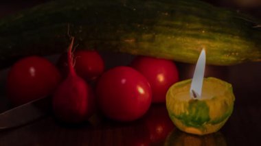 Mum ışığında yemek pişirmek. Ukrayna 'da savaş nedeniyle elektrik yok