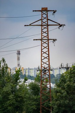 Yüksek voltajlı elektrik hattı, yakın plan. Ukrayna 'da savaş nedeniyle elektrik kesintisi