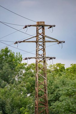 Yüksek voltajlı elektrik hattı, yakın plan. Ukrayna 'da savaş nedeniyle elektrik kesintisi