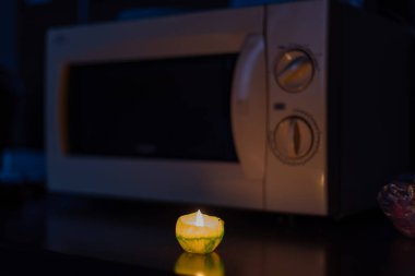 Mum ışığında yemek pişirmek. Ukrayna 'da savaş nedeniyle elektrik yok