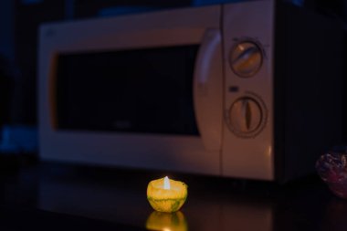 Mum ışığında yemek pişirmek. Ukrayna 'da savaş nedeniyle elektrik yok