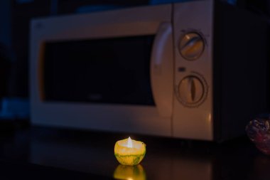 Mum ışığında yemek pişirmek. Ukrayna 'da savaş nedeniyle elektrik yok