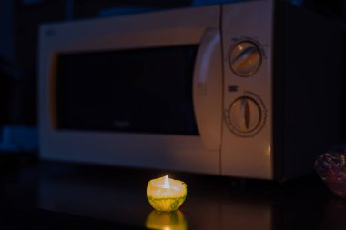 Mum ışığında yemek pişirmek. Ukrayna 'da savaş nedeniyle elektrik yok