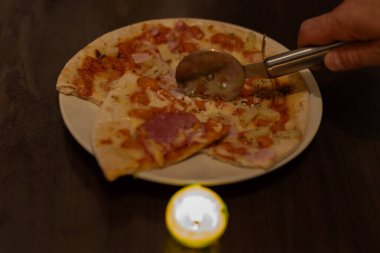 Mum ışığında Pizza Pişiriyorum. Ukrayna 'da savaş nedeniyle elektrik yok