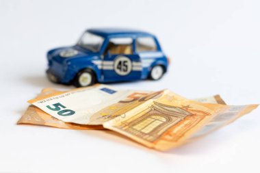 Oyuncak araba ve banknotlar. Ukrayna 'da eski arabaların fiyatları artıyor