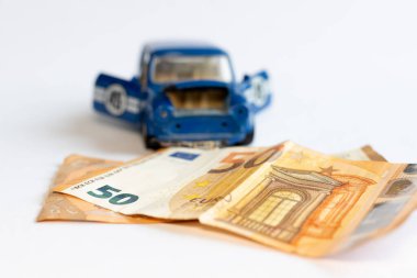 Oyuncak araba ve banknotlar. Ukrayna 'da eski arabaların fiyatları artıyor