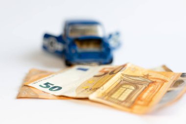 Oyuncak araba ve banknotlar. Ukrayna 'da eski arabaların fiyatları artıyor