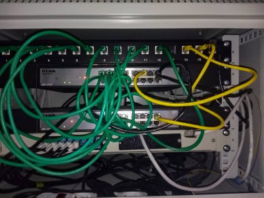 Sunucu odasında karmaşık kablolar