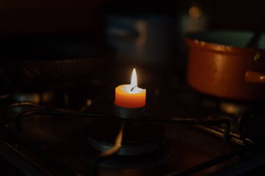 Gaz ocağında yanan mum. Ukrayna 'daki savaştan kaynaklanan gaz sorunları