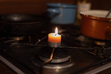 Gaz ocağında yanan mum. Ukrayna 'daki savaştan kaynaklanan gaz sorunları