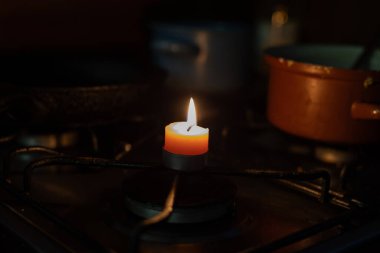 Gaz ocağında yanan mum. Ukrayna 'daki savaştan kaynaklanan gaz sorunları