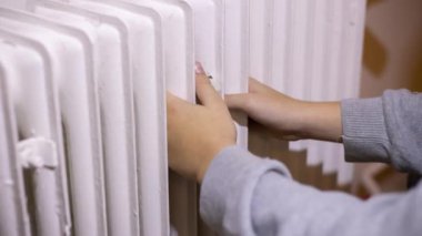 Çocuk elleri radyatörde. Ukrayna 'daki savaş nedeniyle ısıtma ve elektrik sorunları