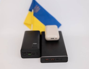 Güç bankaları Ukrayna bayrağına karşı. Ukrayna 'daki savaş nedeniyle elektrik kesintileri