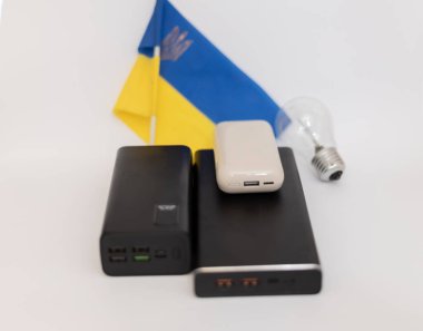 Güç bankaları Ukrayna bayrağına karşı. Ukrayna 'daki savaş nedeniyle elektrik kesintileri