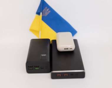 Güç bankaları Ukrayna bayrağına karşı. Ukrayna 'daki savaş nedeniyle elektrik kesintileri