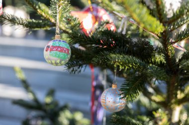 Şehirdeki ağaçta yılbaşı süsleri