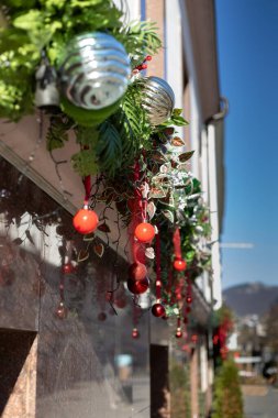 Şehirdeki bir Noel ağacının dallarında yeni yıl süslemeleri