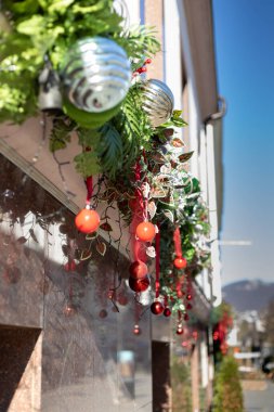 Şehirdeki bir Noel ağacının dallarında yeni yıl süslemeleri