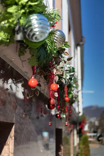 Şehirdeki bir Noel ağacının dallarında yeni yıl süslemeleri