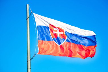 Slovakya ve Avrupa Birliği bayrakları gökyüzüne karşı