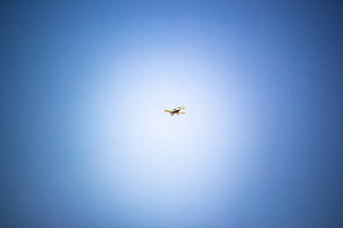 Mavi gökyüzünde hafif bir uçak