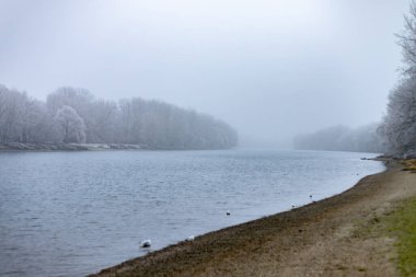Vah Nehri, kışın karla kaplı ağaçlarla