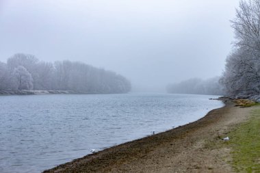 Vah Nehri, kışın karla kaplı ağaçlarla
