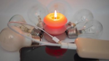 Yakıcı mum, ampul ve boşaltılmış telefon. Ukrayna 'da savaş nedeniyle elektrik yok