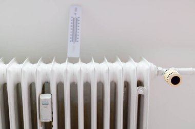 Isıtma radyatörünün termometresi. Avrupa 'ya gaz naklinin durdurulması nedeniyle ısınma sorunları