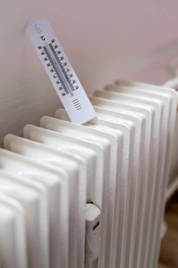 Isıtma radyatörünün termometresi. Avrupa 'ya gaz naklinin durdurulması nedeniyle ısınma sorunları