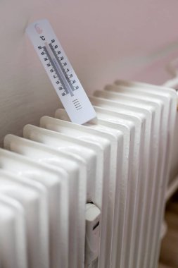 Isıtma radyatörünün termometresi. Avrupa 'ya gaz naklinin durdurulması nedeniyle ısınma sorunları