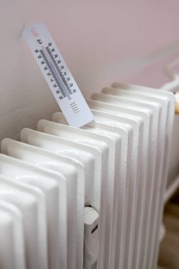 Isıtma radyatörünün termometresi. Avrupa 'ya gaz naklinin durdurulması nedeniyle ısınma sorunları