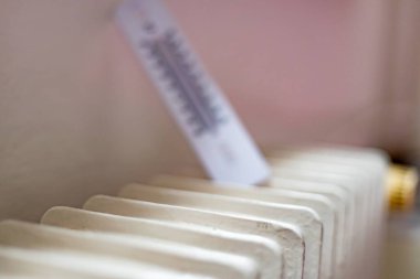 Isıtma radyatörünün termometresi. Avrupa 'ya gaz naklinin durdurulması nedeniyle ısınma sorunları