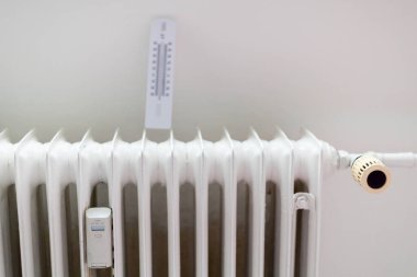 Isıtma radyatörünün termometresi. Avrupa 'ya gaz naklinin durdurulması nedeniyle ısınma sorunları