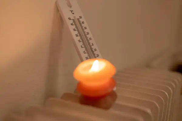 Isıtma radyatörünün yanında termometre var. Avrupa 'ya gaz naklinin durdurulması nedeniyle ısınma sorunları