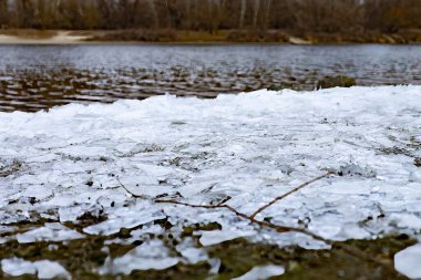 Nehir kıyısında kışın buzlar.