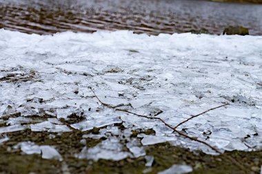 Nehir kıyısında kışın buzlar.