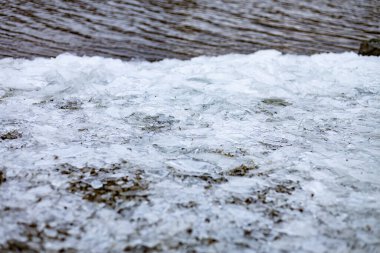 Nehir kıyısında kışın buzlar.