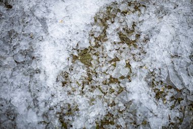 Nehir kıyısında kışın buzlar.