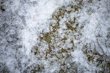 Nehir kıyısında kışın buzlar.