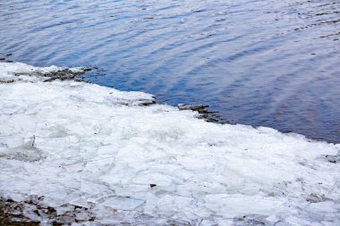 Kışın nehir kıyısında buz