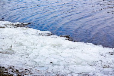 Kışın nehir kıyısında buz