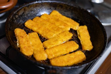 Kurutulmuş şeritler kızartma tavasında pişirilir.